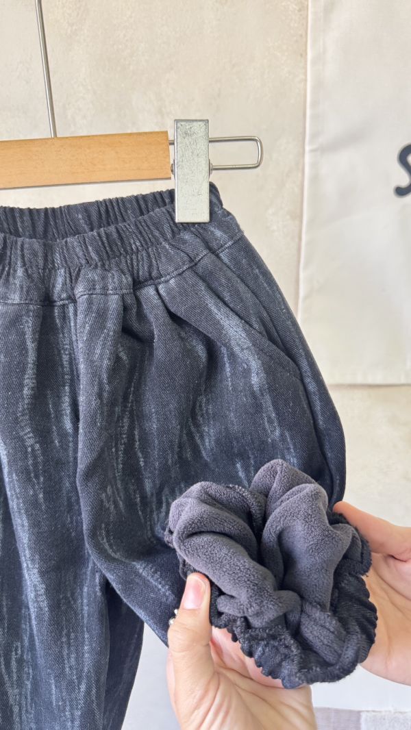 線條刷色加絨縮口牛仔休閒褲 