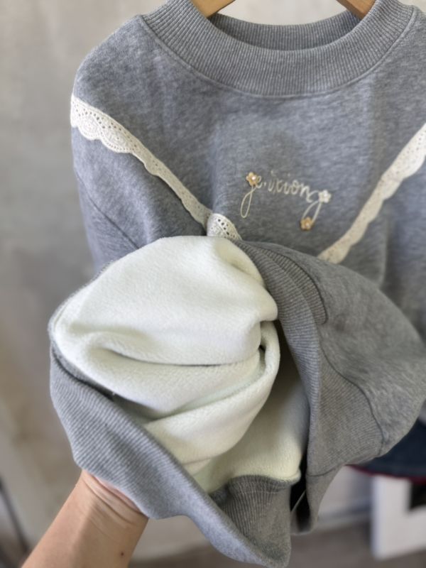 百搭花邊刺繡薄刷毛大學Ｔ 