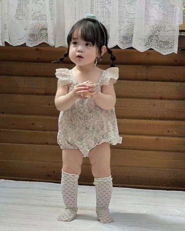 蕾絲飛袖田園風碎花包屁衣 