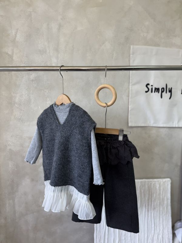 秋冬疊搭必備！韓妞的拼接荷葉邊長版針織背心(版型偏大) 