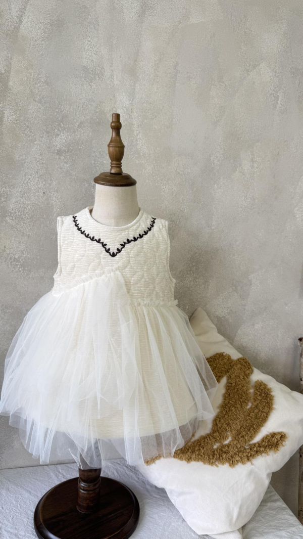 氣質女孩！刺繡不規則拼紗絨連身裙 