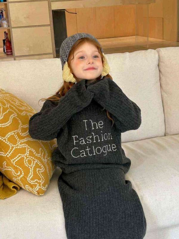 小姊姊刺繡針織上衣坑條半裙套裝 