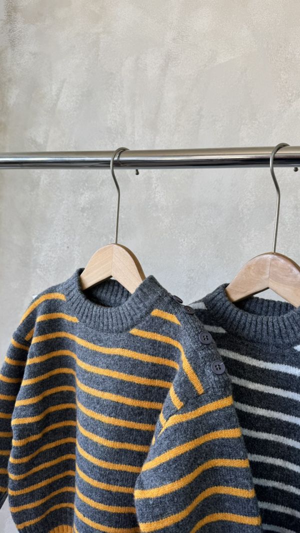 肩膀鈕扣造型條紋針織上衣 