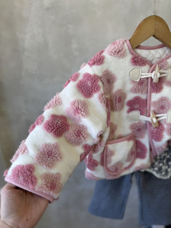 超Q~立體花朵牛角釦鋪棉外套 