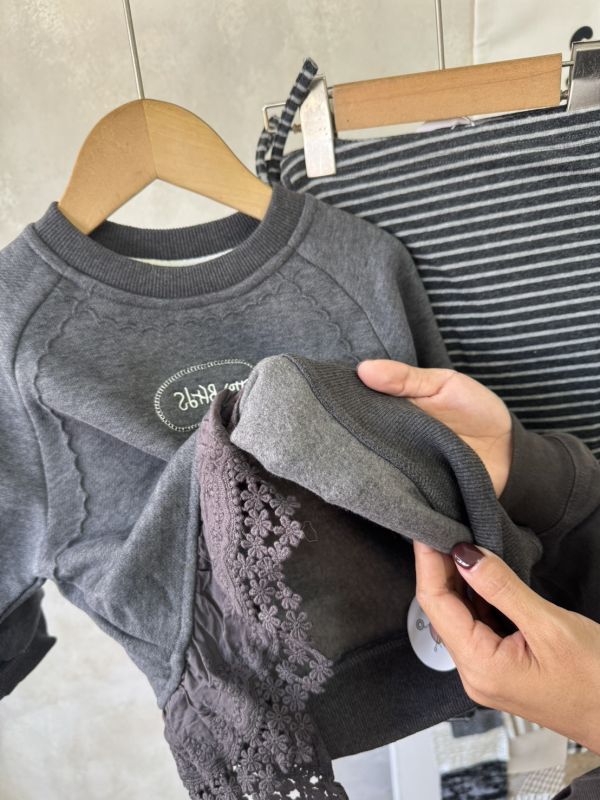 下擺不規則蕾絲拼接加絨上衣 