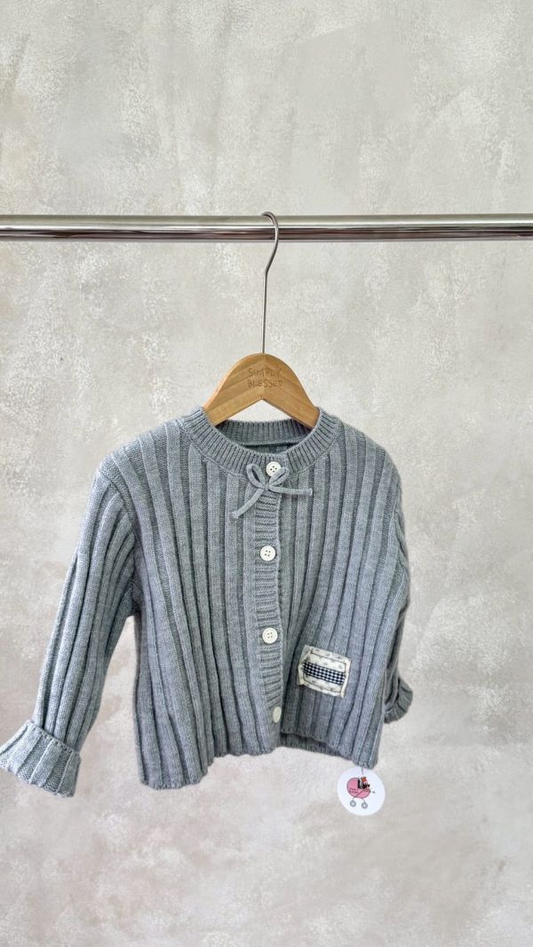 森系布標立體壓印線條針織外套 