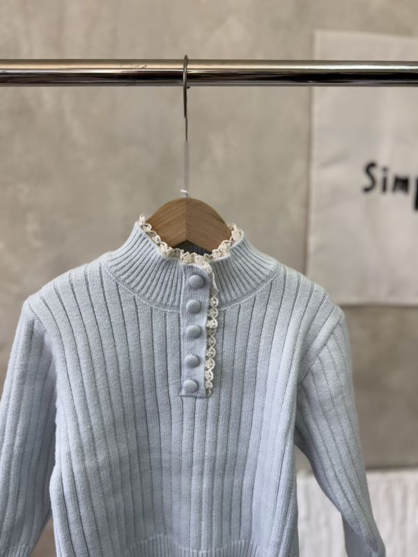 假鈕釦蕾絲花邊坑條針織上衣 