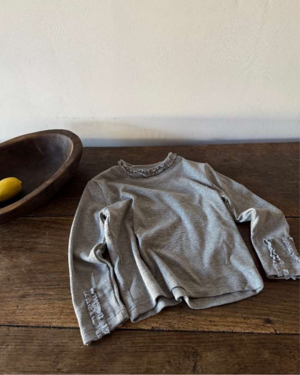 蕾絲花邊坑條薄款上衣 