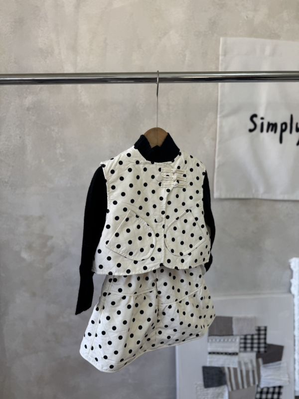 三件套！波點壓扣背心不對稱夾棉半裙套裝(含黑色內搭上衣) 
