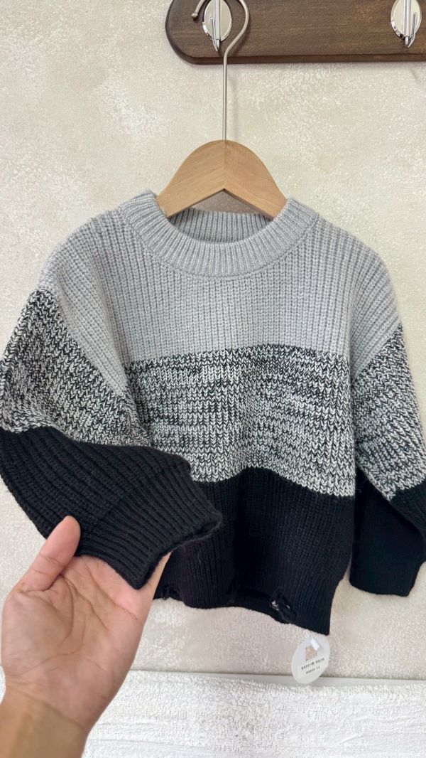 漸層個性下擺刷破厚實針織上衣 