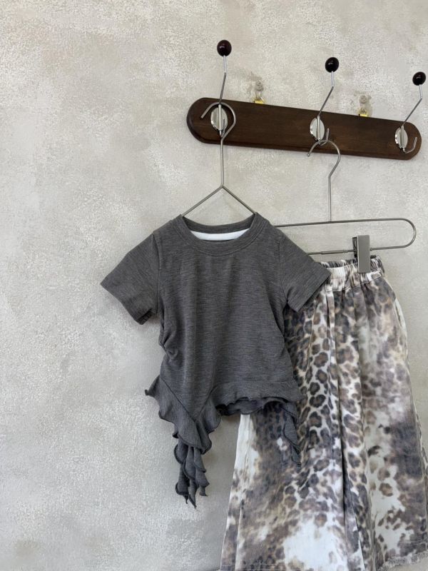 不規則捲捲下擺抓腰上衣 