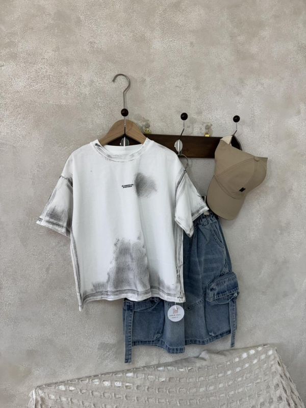 男孩的個性潑墨暈染設計短T 