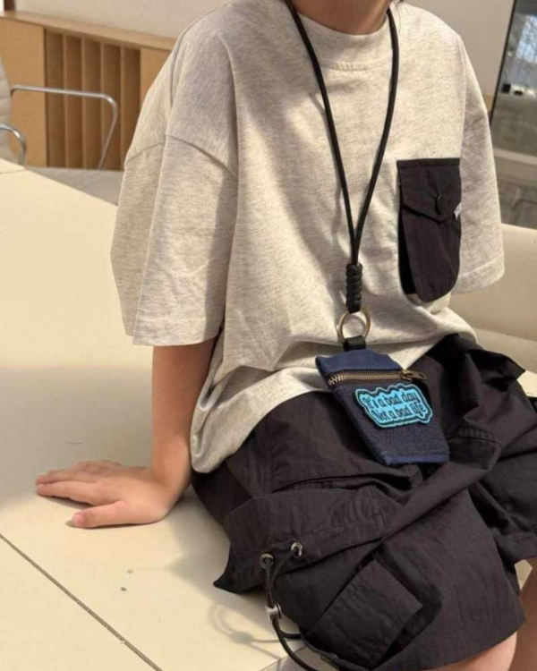 後背設計款！異材質口袋拼接短T 