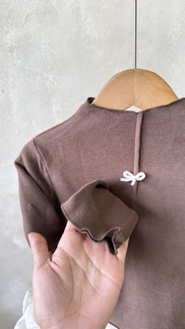 浮誇層次荷葉邊拼接純色磨毛上衣 