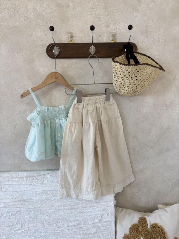 天絲刺繡蝴蝶結花苞細肩上衣 