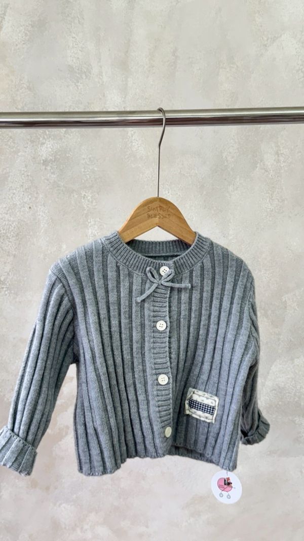 森系布標立體壓印線條針織外套 