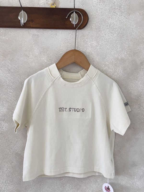 不收邊刺繡標短T 