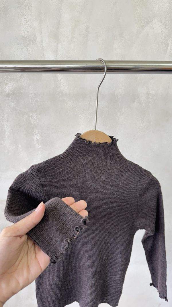 木耳邊薄針織內搭上衣(可帶大一號) 