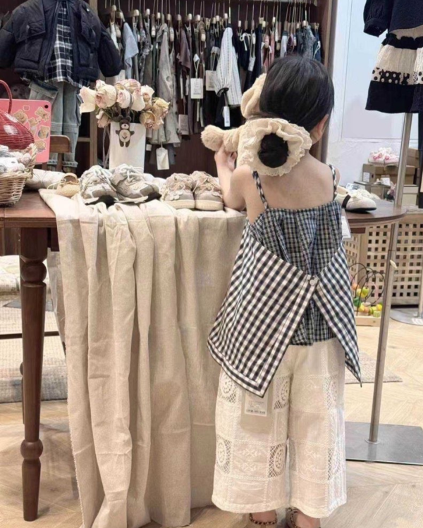 背殺設計感滿滿吊帶黑白格子長版上衣 