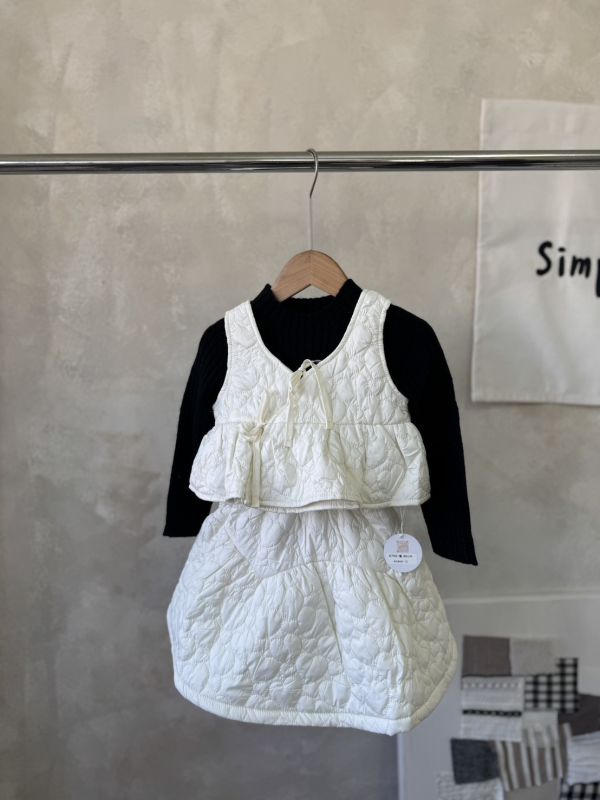 三件套！愛心壓印夾棉綁帶背心半裙套裝(含黑色內搭上衣) 