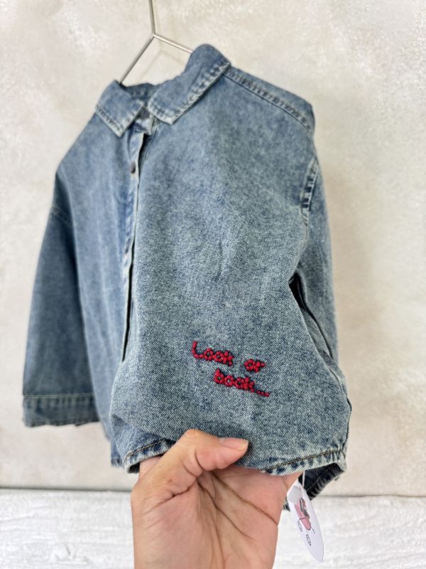 字母刺繡復古刷色牛仔襯衫上衣 