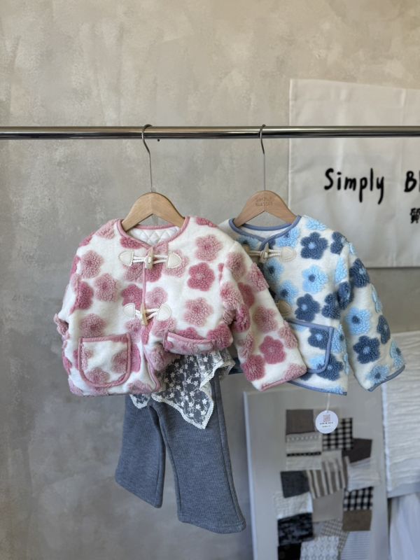 超Q~立體花朵牛角釦鋪棉外套 