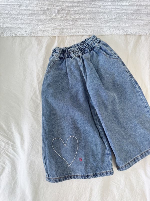 超Ｑ褲腳愛心刺繡寬牛仔褲 