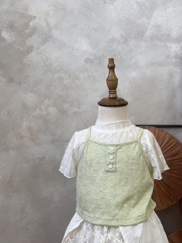 兩件套！清新綠吊帶蕾絲花花紗上衣套裝 