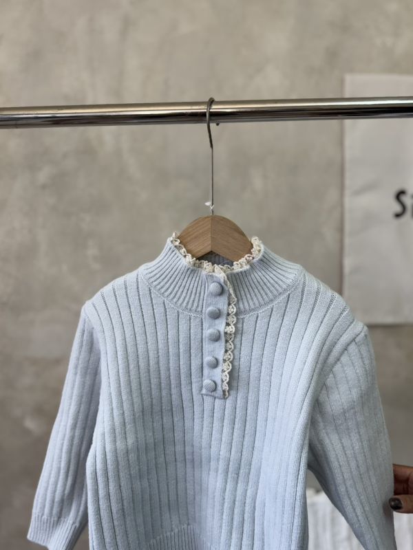 假鈕釦蕾絲花邊坑條針織上衣 