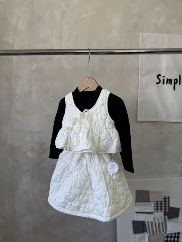 三件套！愛心壓印夾棉綁帶背心半裙套裝(含黑色內搭上衣) 