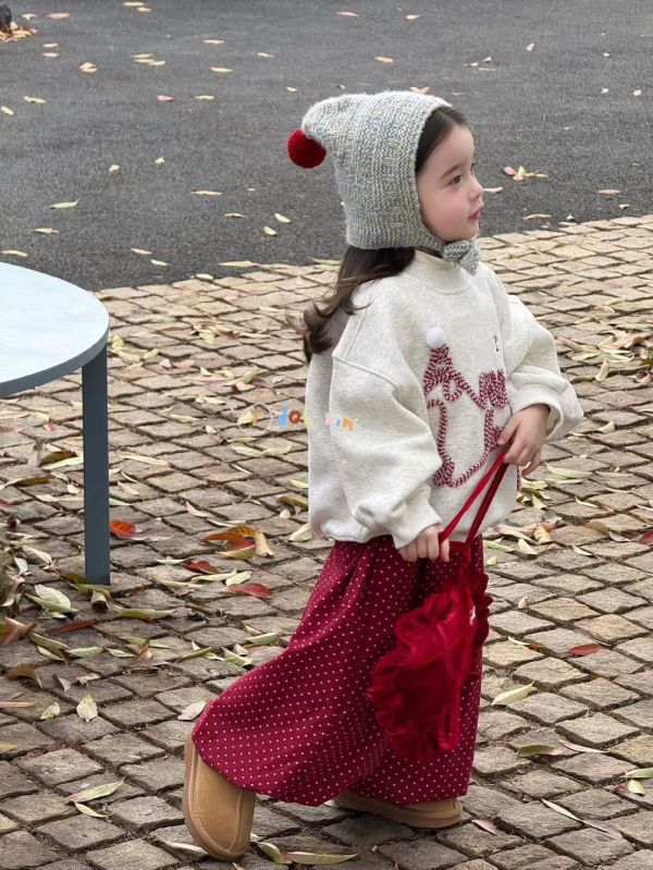 很可愛！刺繡馬球球薄絨大學T 