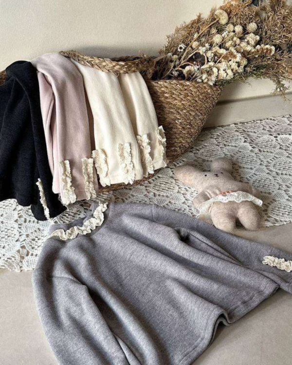 蕾絲花邊磨毛內搭貼身上衣 