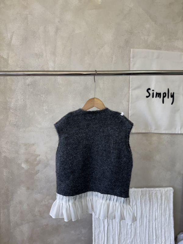秋冬疊搭必備！韓妞的拼接荷葉邊長版針織背心(版型偏大) 