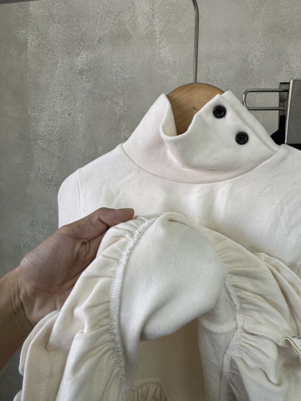 疊搭必備！鈕釦荷葉邊磨毛貼身內搭上衣 