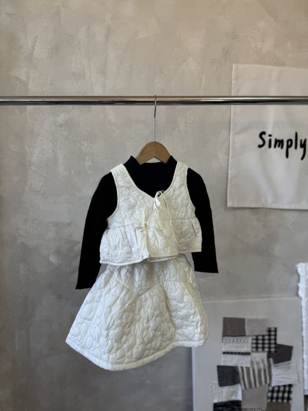 三件套！愛心壓印夾棉綁帶背心半裙套裝(含黑色內搭上衣) 