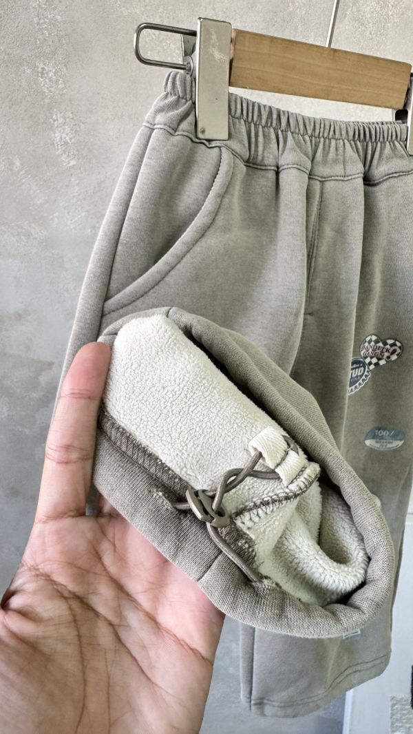 水洗刷色美式復古標章休閒刷毛棉褲 