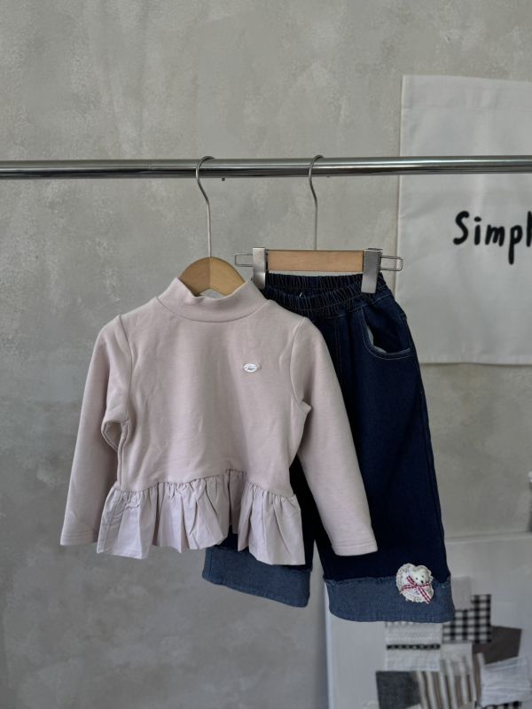 甜甜的半高領荷葉邊貼身上衣 