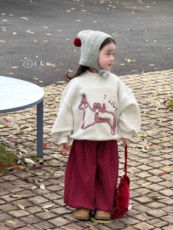 很可愛！刺繡馬球球薄絨大學T 