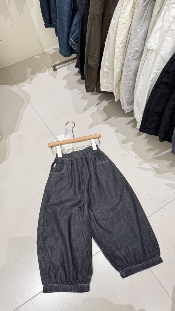 超軟薄黑色牛仔褲 