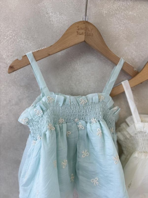 天絲刺繡蝴蝶結花苞細肩上衣 