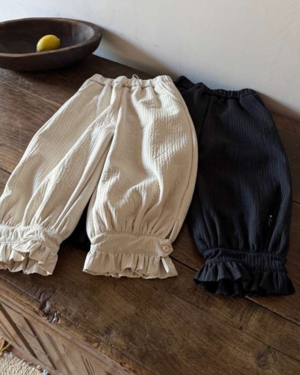 很美的花邊扣坑條夾棉長褲 