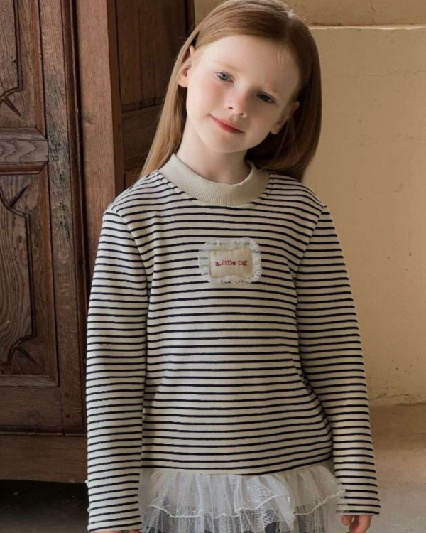 日常百搭！蕾絲荷葉邊薄絨條紋上衣 