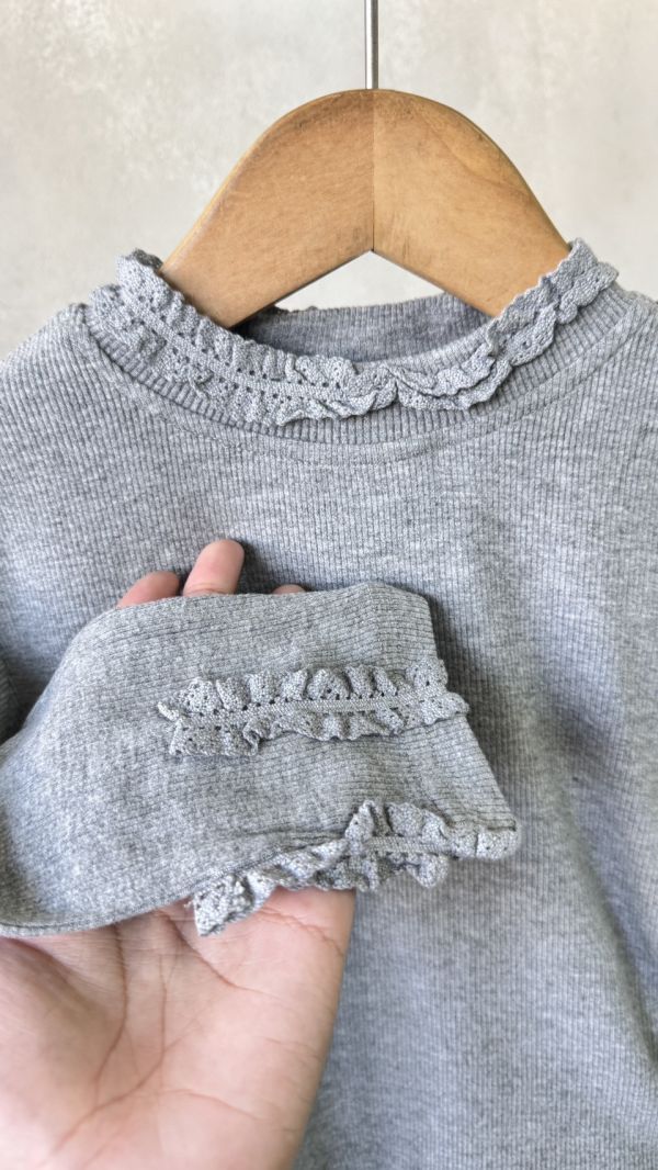 蕾絲花邊坑條薄款上衣 