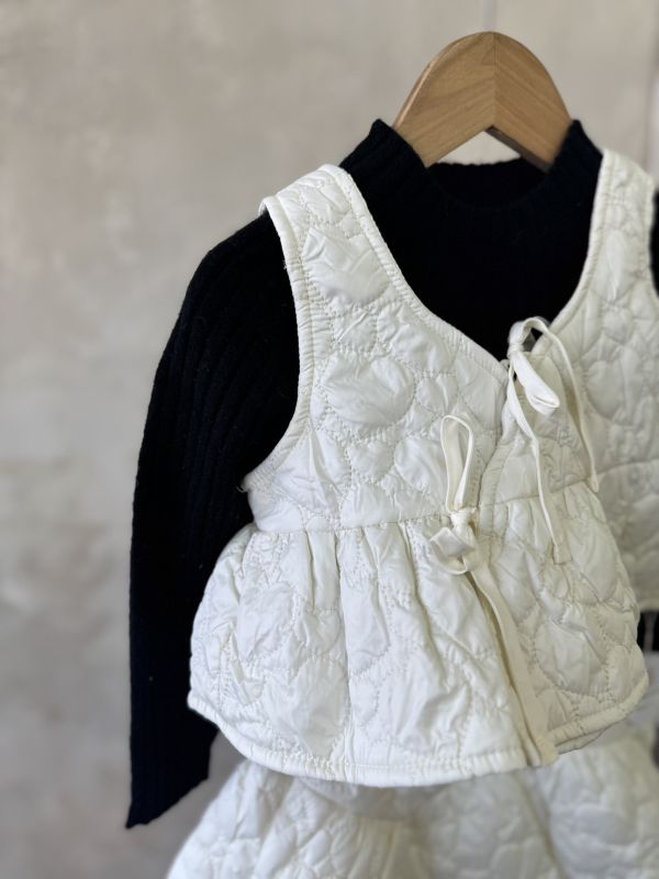 三件套！愛心壓印夾棉綁帶背心半裙套裝(含黑色內搭上衣) 