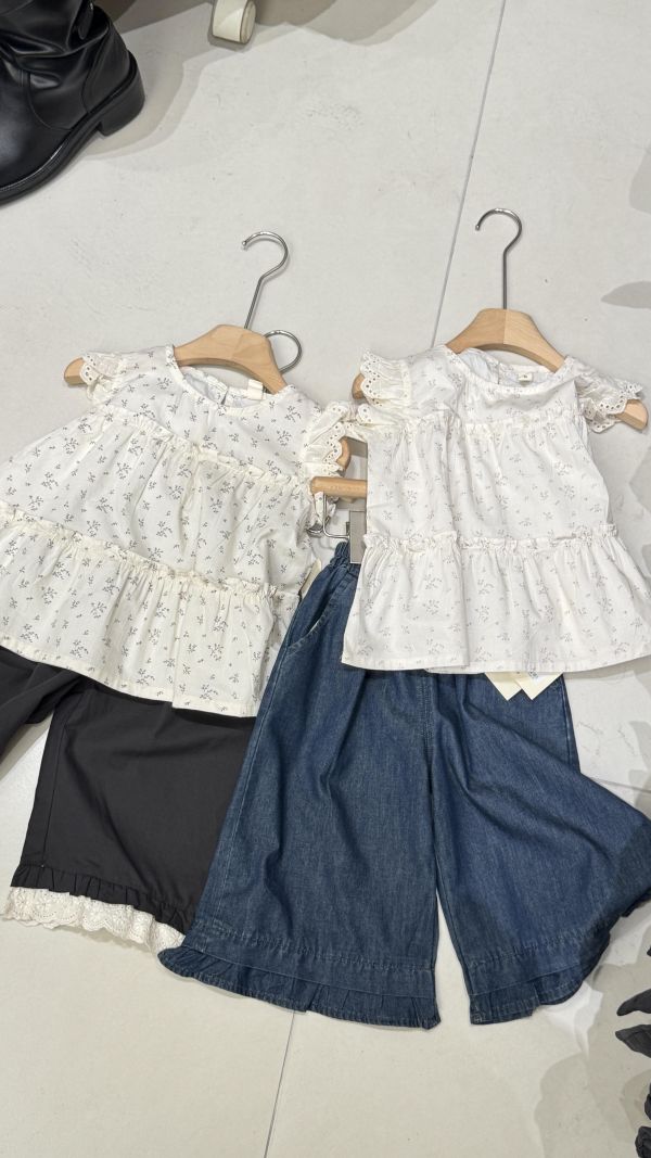 碎花花邊飛袖上衣 