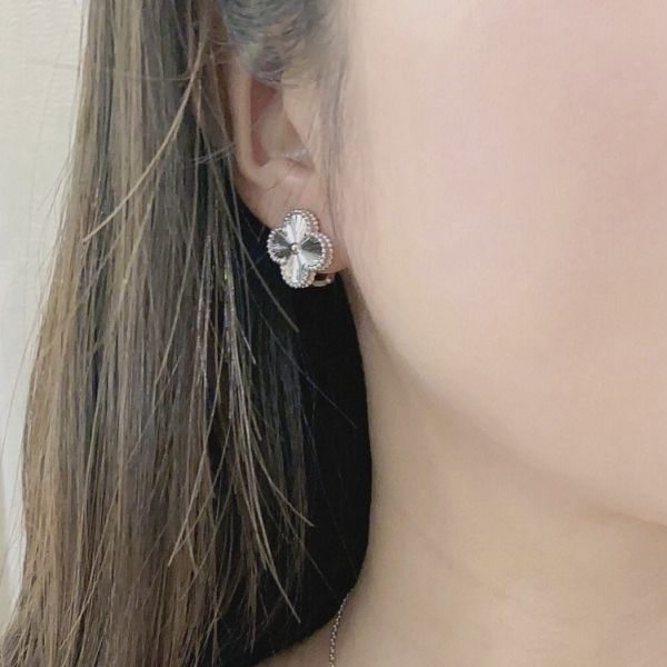 銀色經典幸運草耳環 