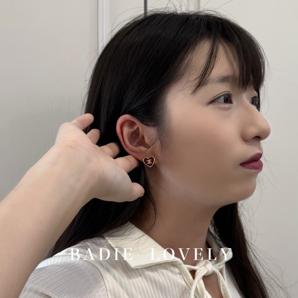 Chanel Sweet Lock 紅心耳環 #520告白日 #甜酷風 #BadieLovely #愛自己最浪漫  
#限量開賣 #耳環控必收 #禮盒推薦 #今日穿搭必備  #BadieLovely
#甜酷風
#甜美飾品
#高級感耳環
#質感穿搭
#風格配件
#今日穿搭必備
#耳環控必收