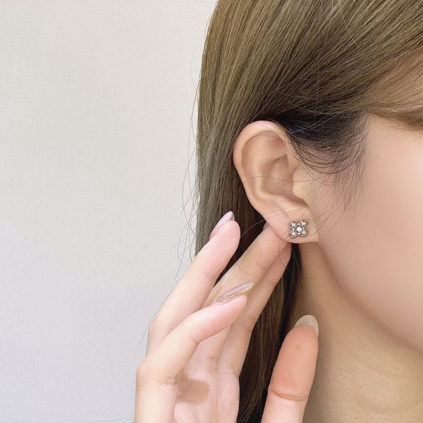 LV銀色點鑽耳針 