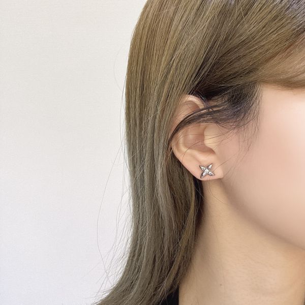 LV銀色點鑽耳針 