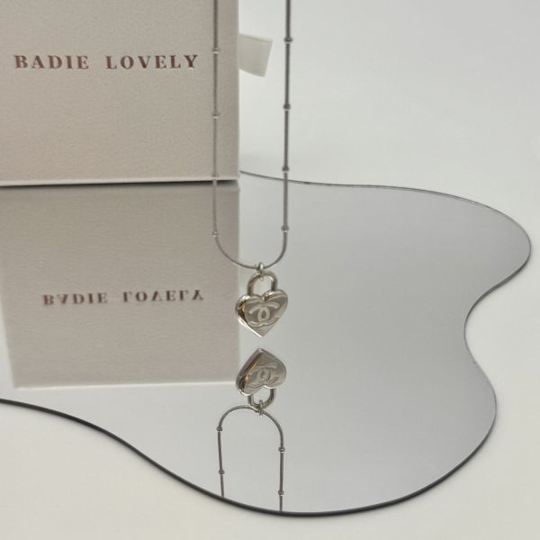 Chanel銀色愛心白字項鏈 